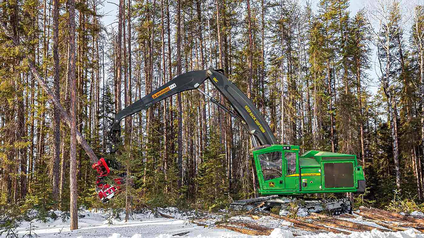 John Deere 900MH Tracked Harvester with IBC on a jobsite in the winter