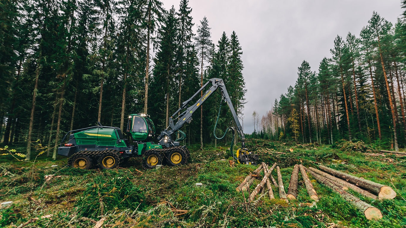 Harvester 1270H in the forest