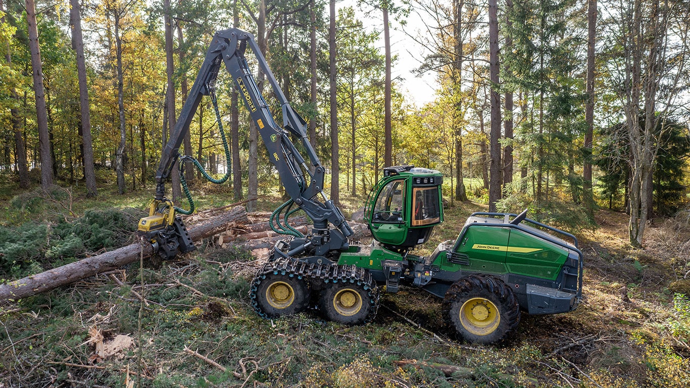 John Deere 1470H wheeled harvester in the forest